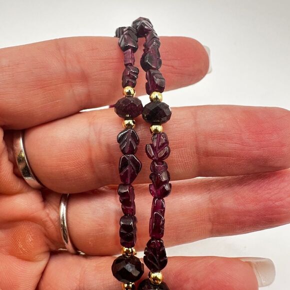 ~8" carved and faceted garnet bracelet with gold tone accent beads, 925 clasp! - Picture 9 of 11